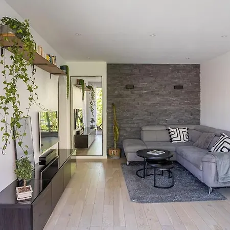 Spacious & Cozy 2-room With Balcony Apartment *