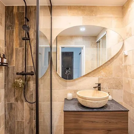 Spacious & Cozy 2-room With Balcony Puteaux