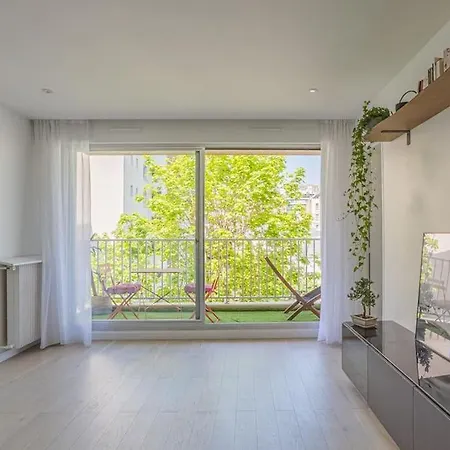 Spacious & Cozy 2-room With Balcony Apartment Puteaux