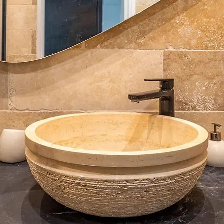 Spacious & Cozy 2-room With Balcony 쀼또