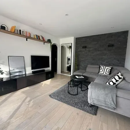 Spacious & Cozy 2-room With Balcony 아파트