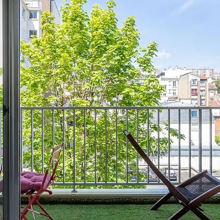 Spacious & Cozy 2-room With Balcony Puteaux