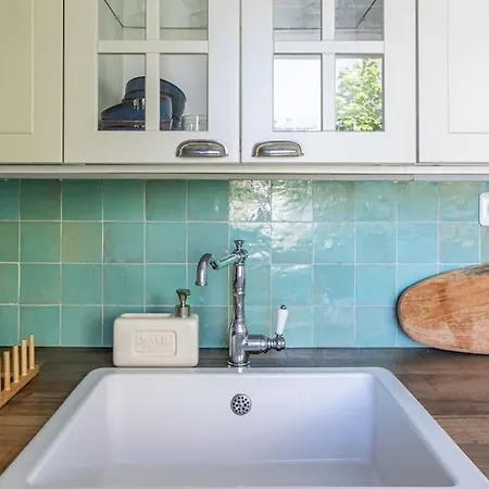 아파트 Spacious & Cozy 2-room With Balcony