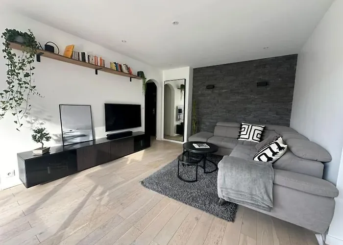 Spacious & Cozy 2-room With Balcony Appartement